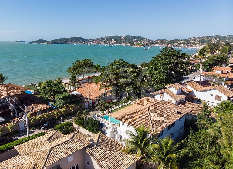Casa na Praia do Canto, com cinco suítes, e vista mar