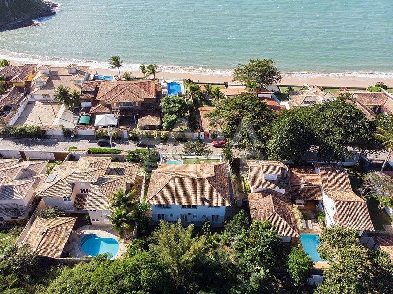 Casa na Praia do Canto, com cinco suítes, e vista mar