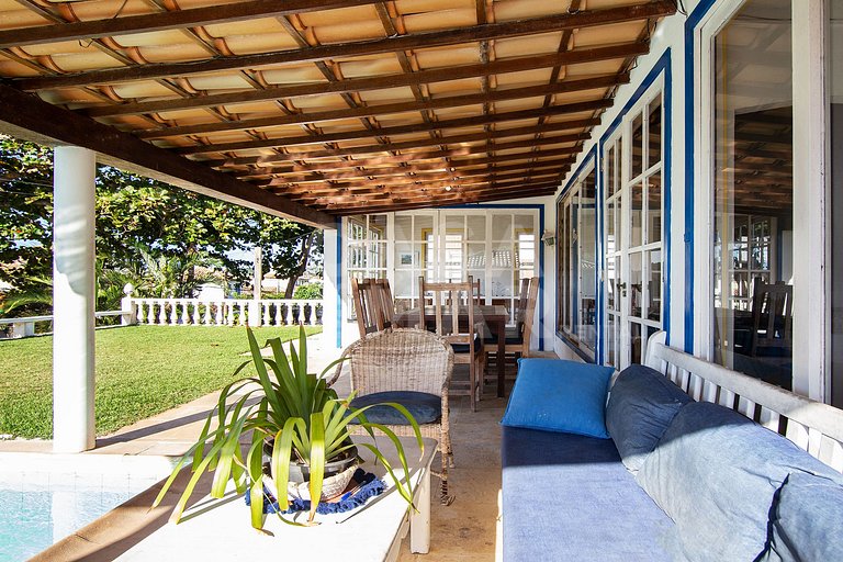 Casa na Praia do Canto, com cinco suítes, e vista mar