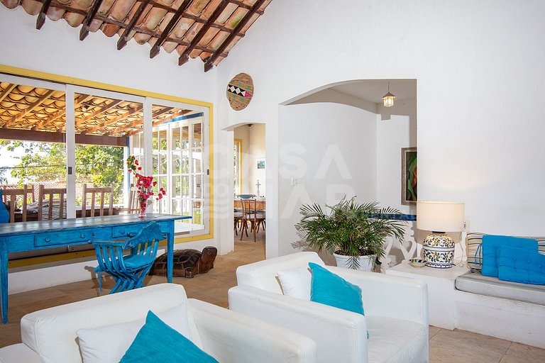 Casa na Praia do Canto, com cinco suítes, e vista mar