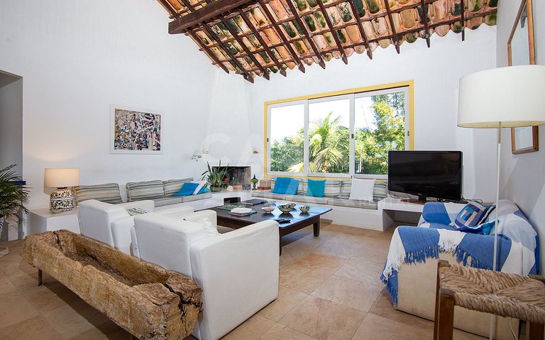 Casa na Praia do Canto, com cinco suítes, e vista mar