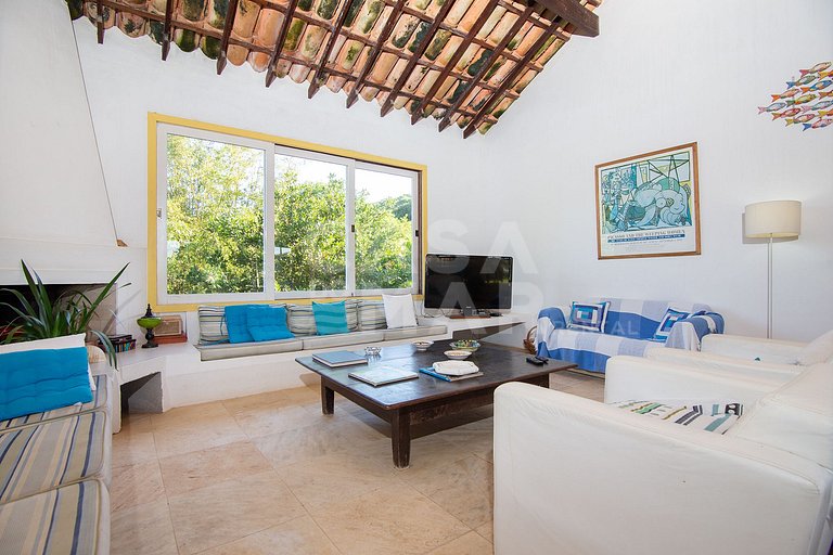 Casa na Praia do Canto, com cinco suítes, e vista mar