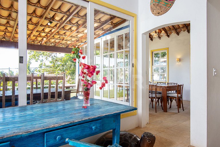 Casa na Praia do Canto, com cinco suítes, e vista mar
