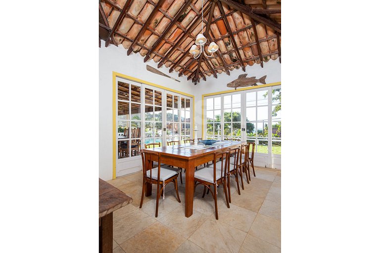 Casa na Praia do Canto, com cinco suítes, e vista mar