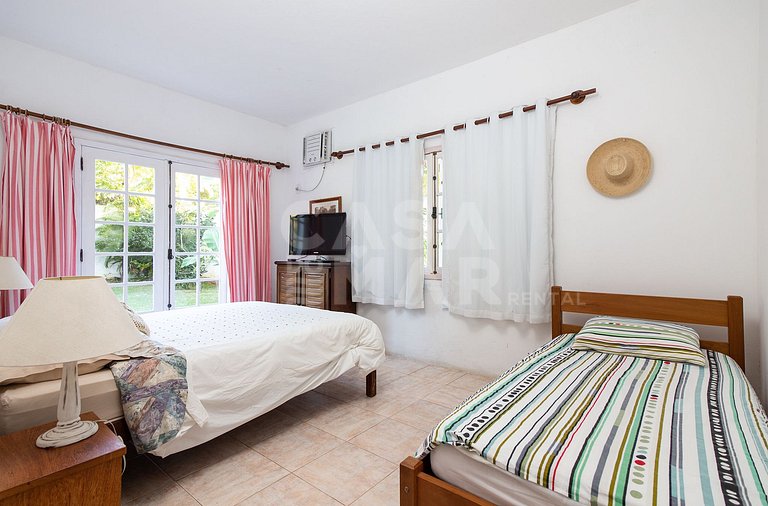 Casa na Praia do Canto, com cinco suítes, e vista mar