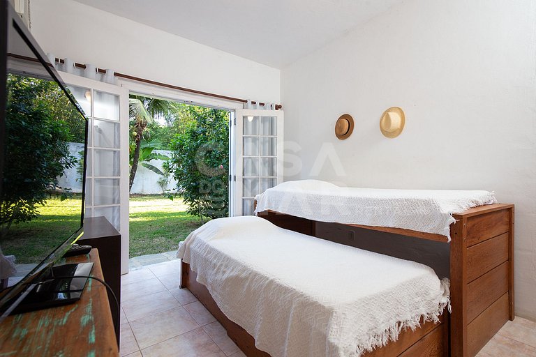 Casa na Praia do Canto, com cinco suítes, e vista mar