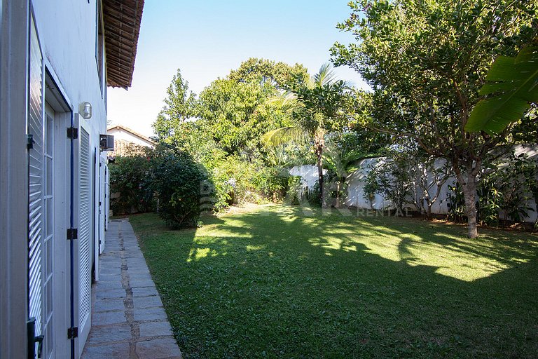 Casa na Praia do Canto, com cinco suítes, e vista mar