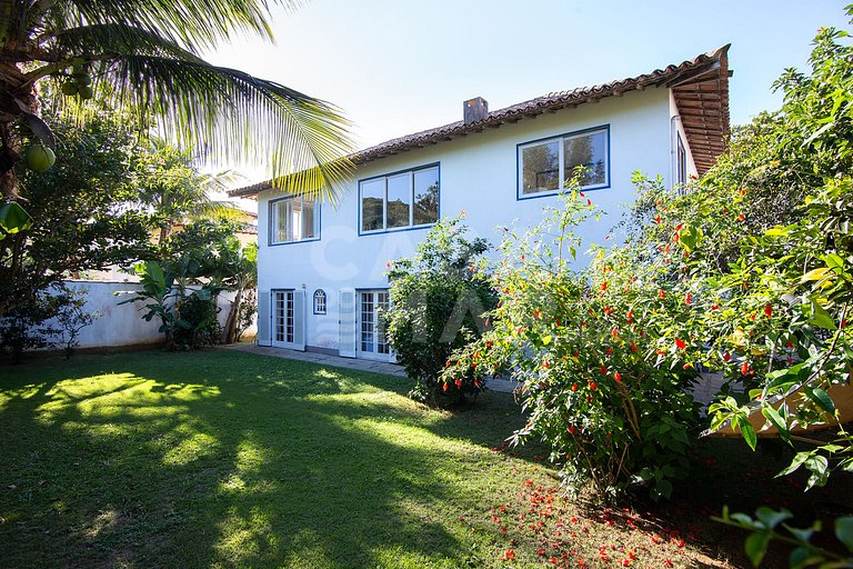 Casa na Praia do Canto, com cinco suítes, e vista mar