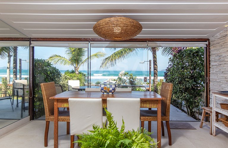 Linda casa com duas suítes e um quarto, de frente pra Praia