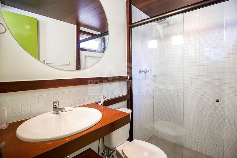 Linda casa com duas suítes e um quarto, de frente pra Praia