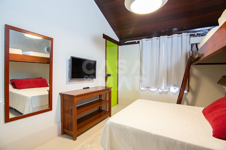 Linda casa com duas suítes e um quarto, de frente pra Praia