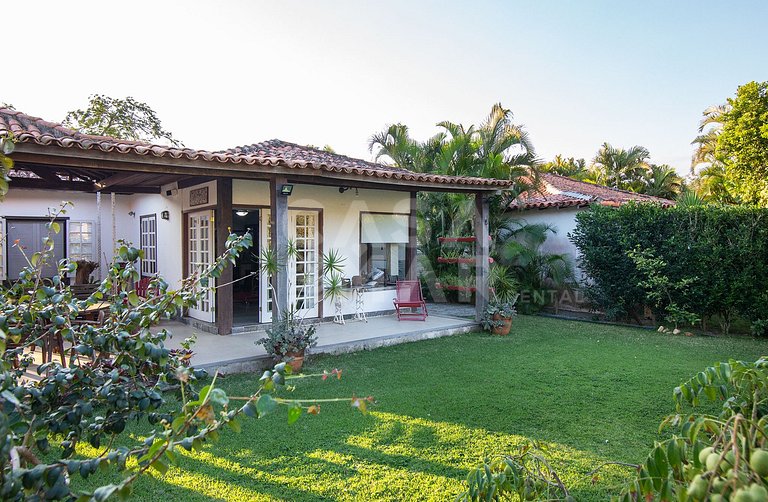 Beautiful house with two suites and a bedroom, in condominiu