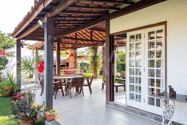 Beautiful house with two suites and a bedroom, in condominiu