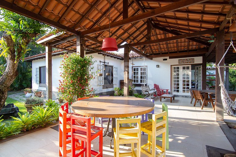 Beautiful house with two suites and a bedroom, in condominiu
