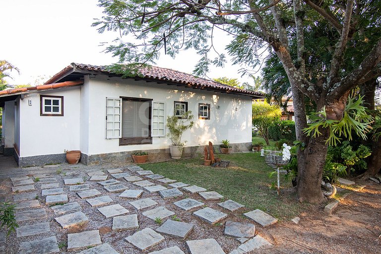 Beautiful house with two suites and a bedroom, in condominiu
