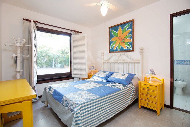 Beautiful house with two suites and a bedroom, in condominiu