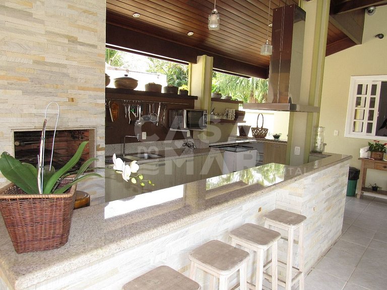 Casa com quatro suítes no Frade com piscina e churrasqueira