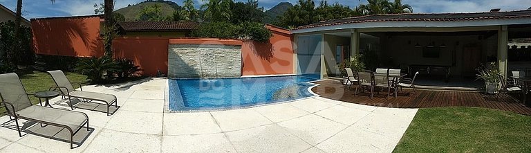Casa com quatro suítes no Frade com piscina e churrasqueira