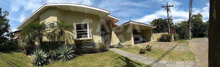 Casa com quatro suítes no Frade com piscina e churrasqueira