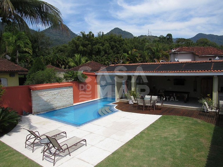 Casa com quatro suítes no Frade com piscina e churrasqueira