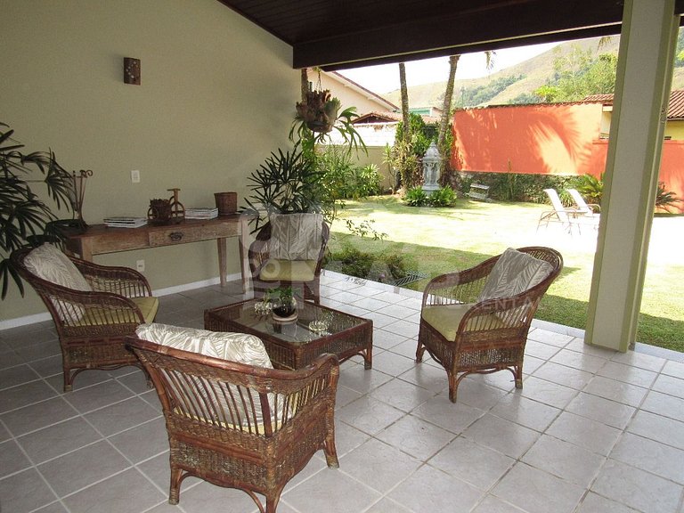 Casa com quatro suítes no Frade com piscina e churrasqueira
