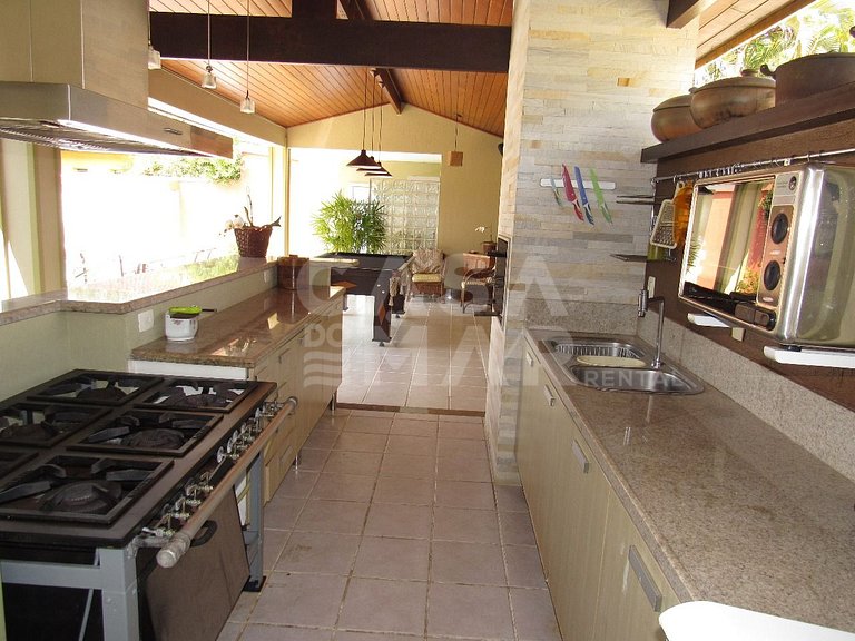 Casa com quatro suítes no Frade com piscina e churrasqueira