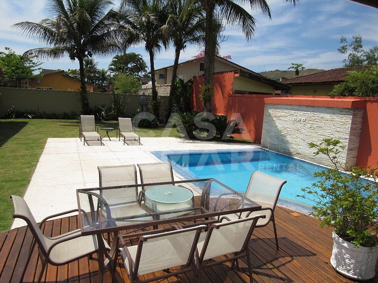 Casa com quatro suítes no Frade com piscina e churrasqueira