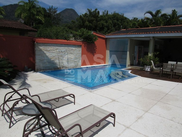 Casa com quatro suítes no Frade com piscina e churrasqueira