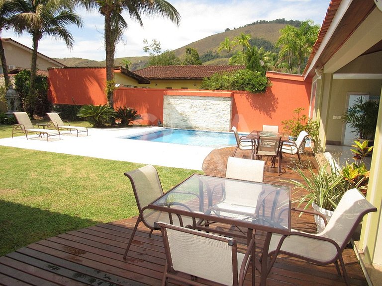 Casa com quatro suítes no Frade com piscina e churrasqueira