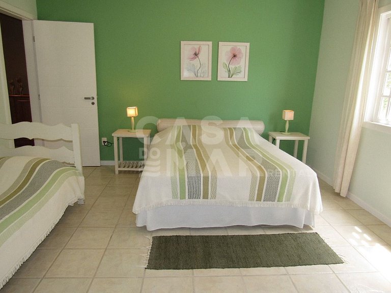 Casa com quatro suítes no Frade com piscina e churrasqueira
