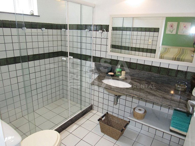 Casa com quatro suítes no Frade com piscina e churrasqueira