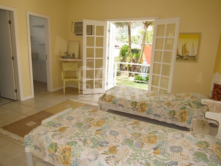 Casa com quatro suítes no Frade com piscina e churrasqueira