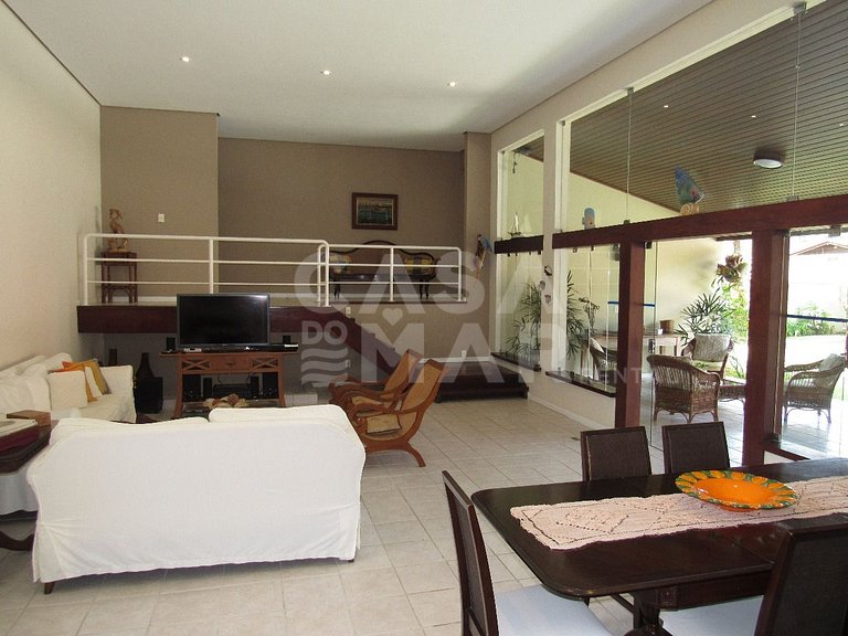 Casa com quatro suítes no Frade com piscina e churrasqueira