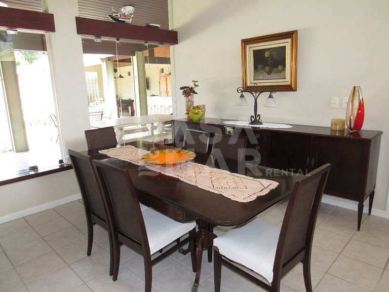 Casa com quatro suítes no Frade com piscina e churrasqueira