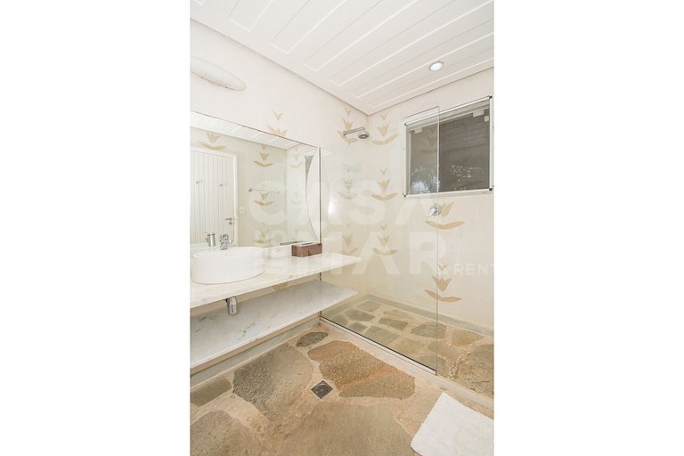 Beautiful Villa with six suites, and paradisiacal view of Fe