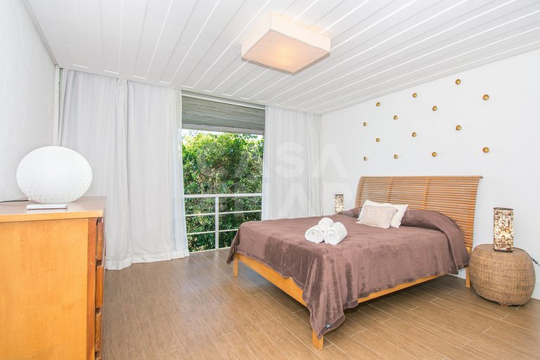 Beautiful Villa with six suites, and paradisiacal view of Fe