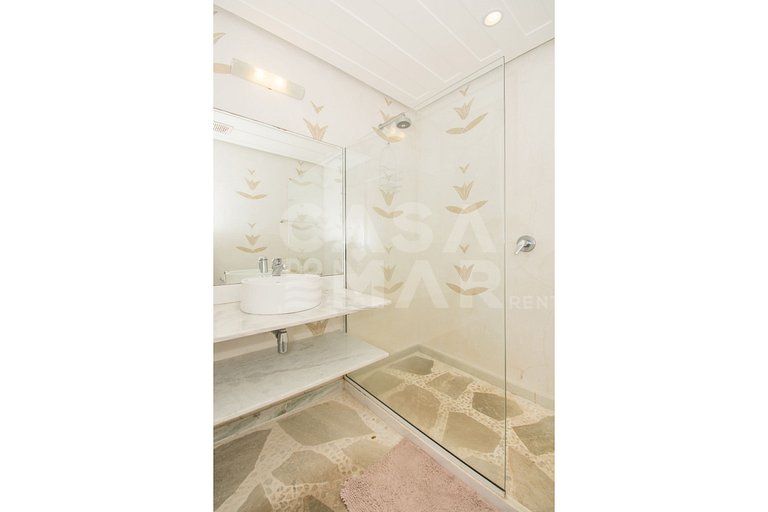 Beautiful Villa with six suites, and paradisiacal view of Fe