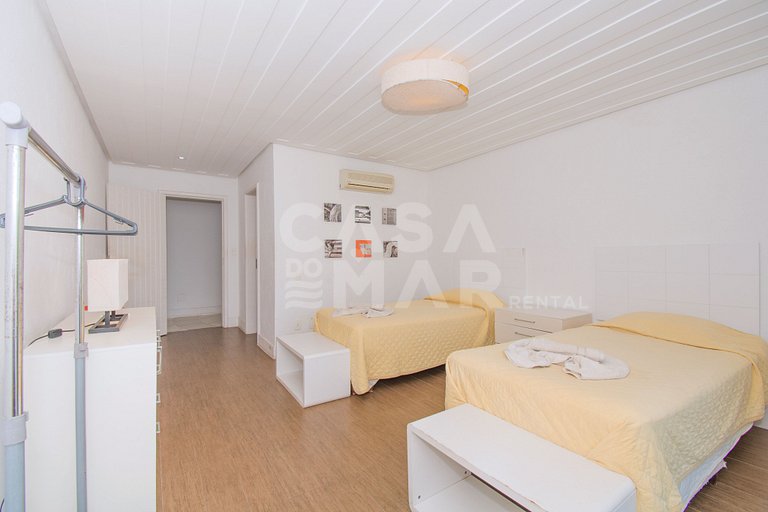 Beautiful Villa with six suites, and paradisiacal view of Fe