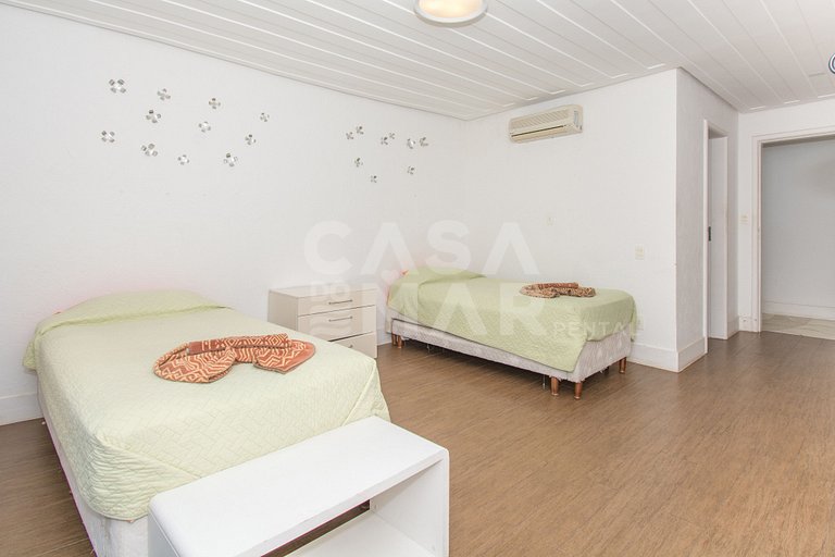 Beautiful Villa with six suites, and paradisiacal view of Fe