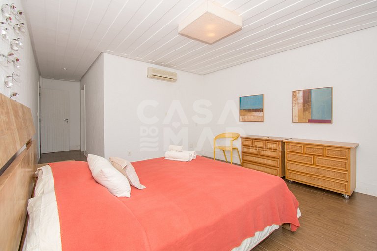Beautiful Villa with six suites, and paradisiacal view of Fe