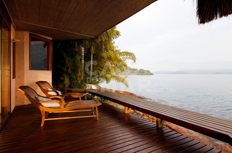 Villa with five suites on a private island - Princess Island