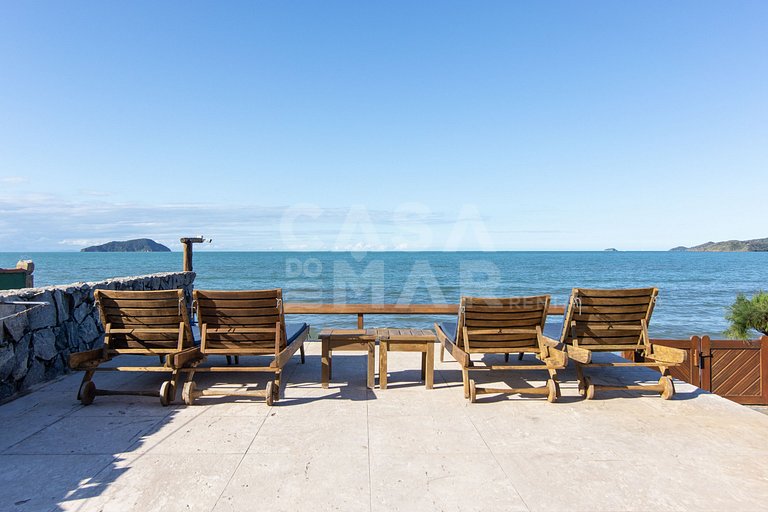 Casa frente mar com 6 suítes