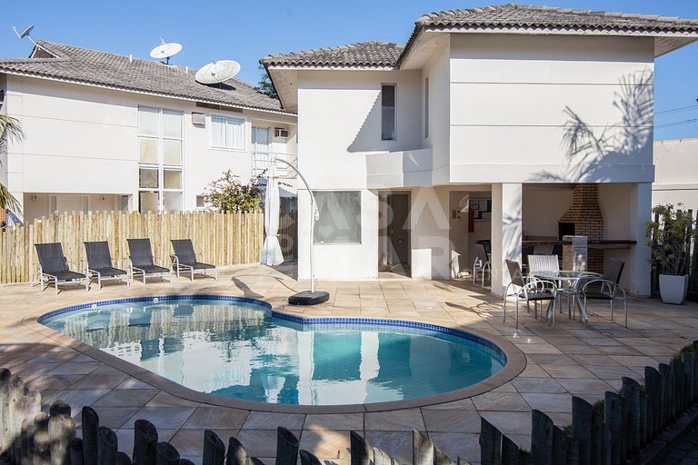 Beautiful house with five bedrooms, in a condominium.