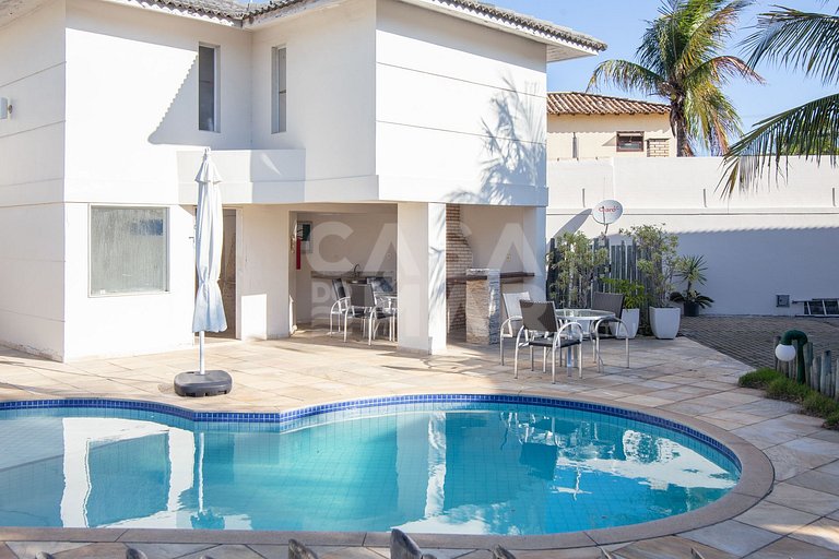 Beautiful house with five bedrooms, in a condominium.