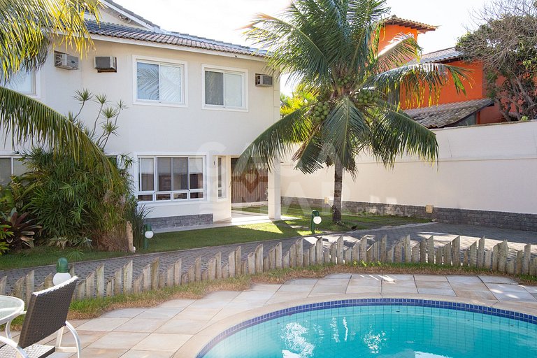 Casa com cinco quartos, piscina e espaço gourmet