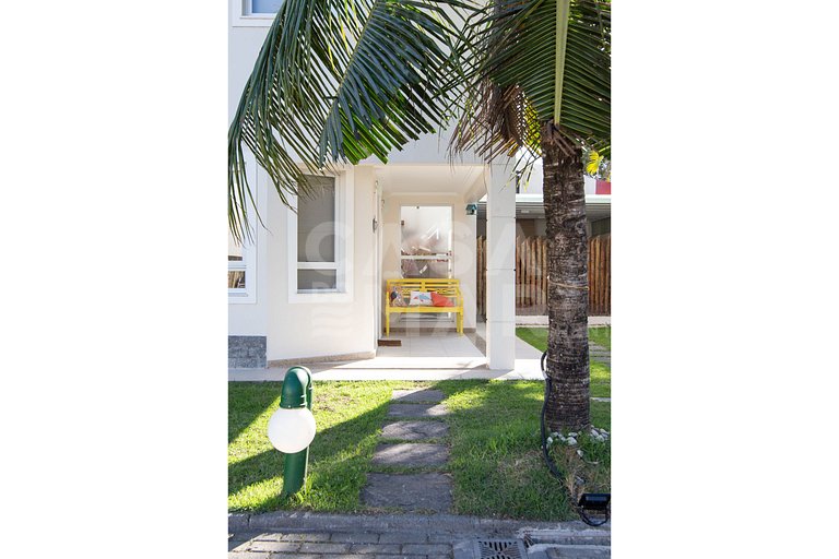 Beautiful house with five bedrooms, in a condominium.