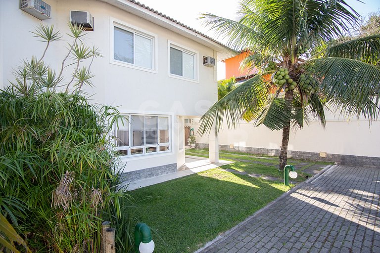 Beautiful house with five bedrooms, in a condominium.