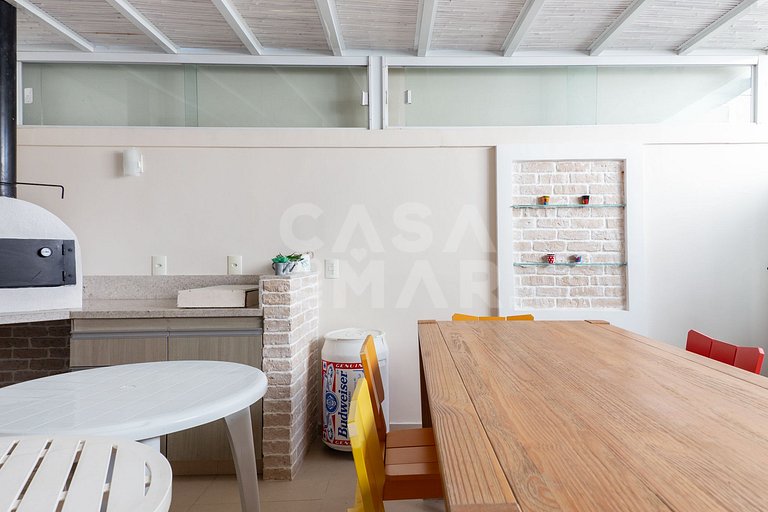Casa com cinco quartos, piscina e espaço gourmet