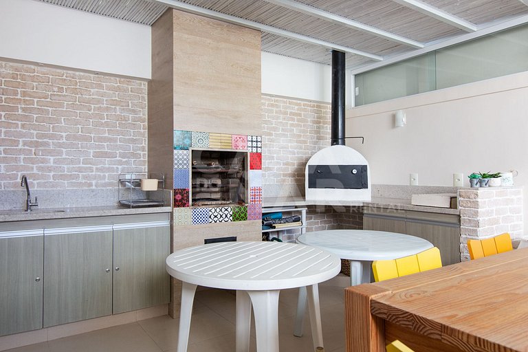 Casa com cinco quartos, piscina e espaço gourmet