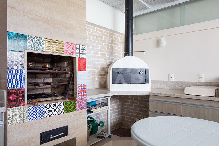 Casa com cinco quartos, piscina e espaço gourmet
